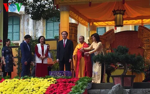 President offers incense at Thang Long Imperial Citadel