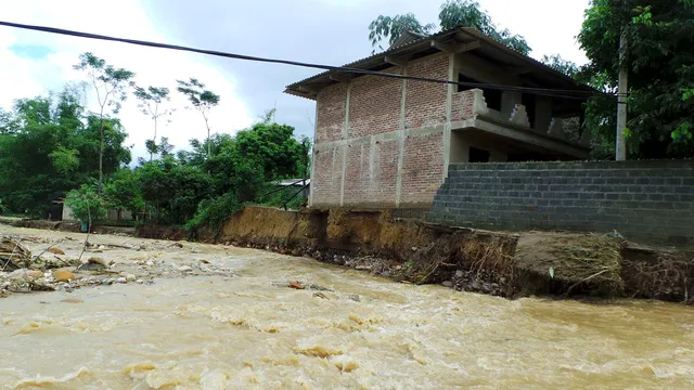 Search efforts for landslide victims in Tan Lac, Hoa Binh underway