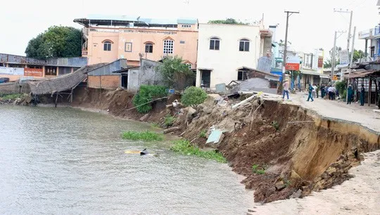 Support for people affected by landslide at Vàm Nao river