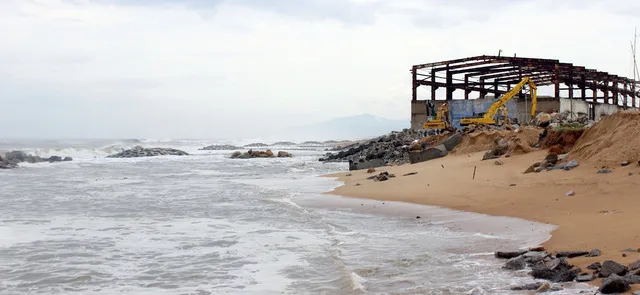 High tides ravage Phu Yen's coast