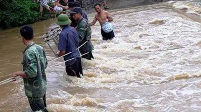 Soldiers help flood-affected areas