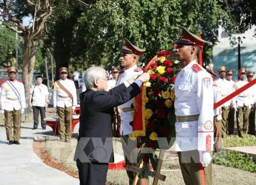 Party chief lays flowers at President Ho Chi Minh monument in Cuba