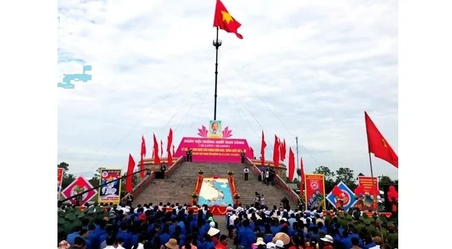 Flag raised in Quang Tri province to mark Vietnam’s reunification