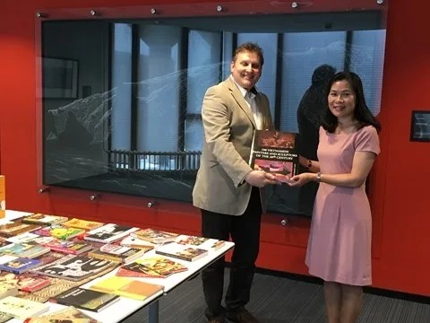 Vietnamese ambassador presents 41 books on Vietnam to Netherlands’ Leiden University