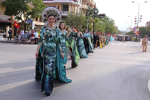 Parade of 1,000 dancers kicks off Dong Hoi tourism festival