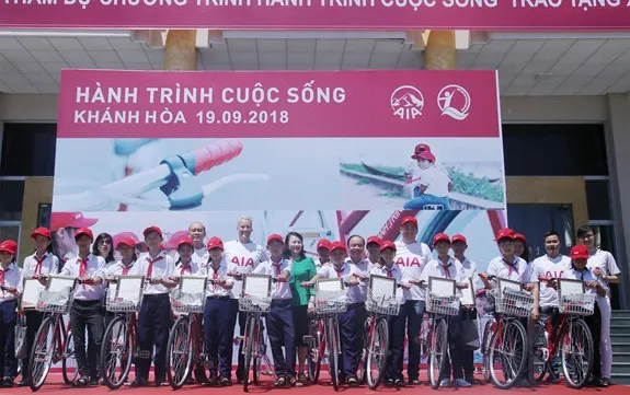 Khanh Hoa: Bicycles presented to disadvantaged students