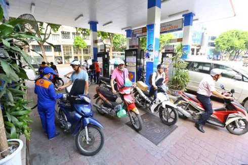 Petrol, oil prices slightly decrease