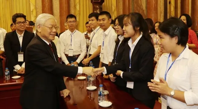 Party General Secretary and President Nguyen Phu Trong meets outstanding students