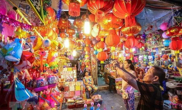 Lantern crafting village busy before Mid-Autumn Festival