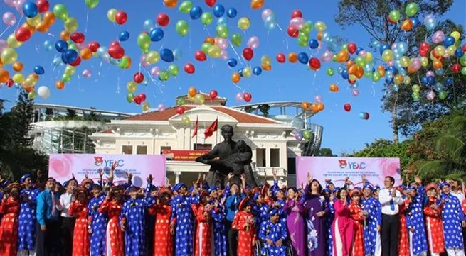 100 couples join collective wedding in HCM City