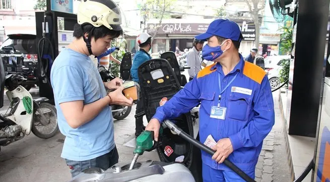 RON 95 petrol price drops by 400 VND per litre