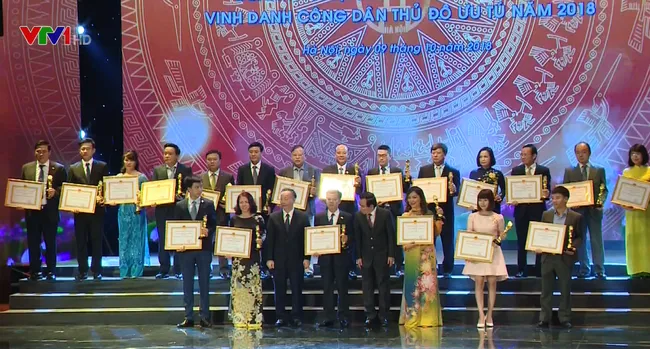 Hanoi honors ten exemplary citizens in 2018