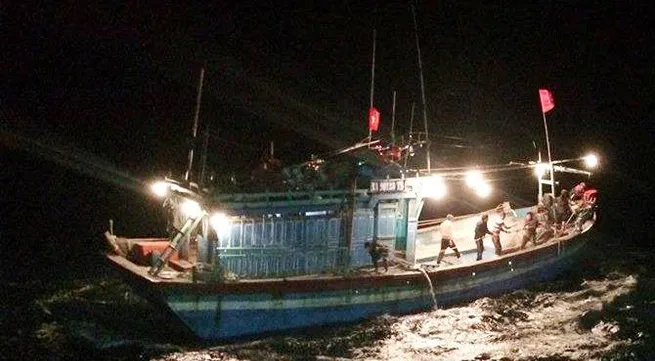 10 fishermen rescued