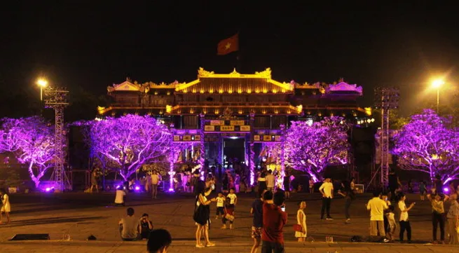 Hue imperial city night tours