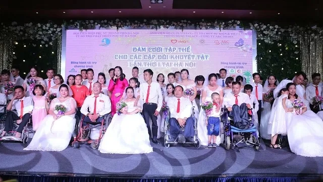 Couples with disabilities tie knot in Hanoi mass wedding