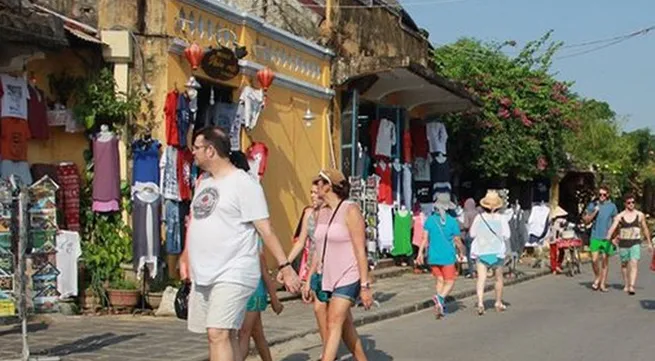 Foreign visitors to Vietnam reaches over 6.7 million