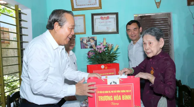 Deputy PM salutes heroic mothers and war veterans in Thua Thien – Hue