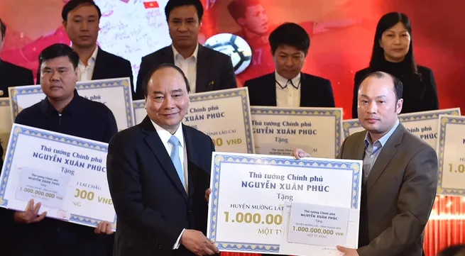 PM delivers proceeds of U23s auction to poor districts