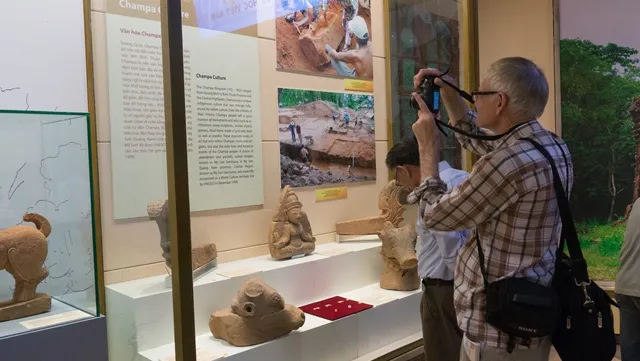 Vietnamese archaeological treasures introduced to public