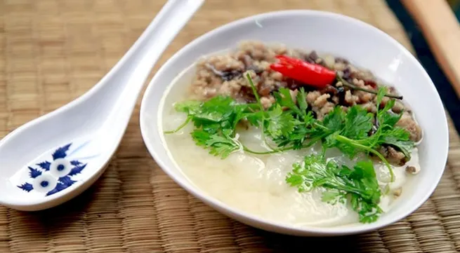 Hanoi's awesome autumnal brunch: ‘Banh duc nong’