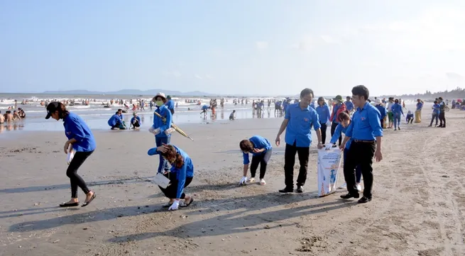 Vietnam launches volunteer campaign to clean the sea