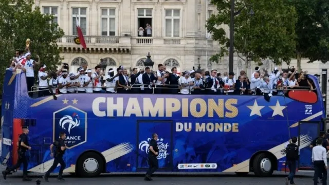 French fans give hero welcome to 'Les Bleus' World Cup champions