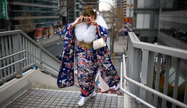 Japan lowers legal age of adulthood