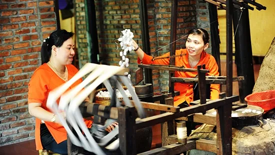 Vietnam, Japan honour traditional silk, brocade weaving