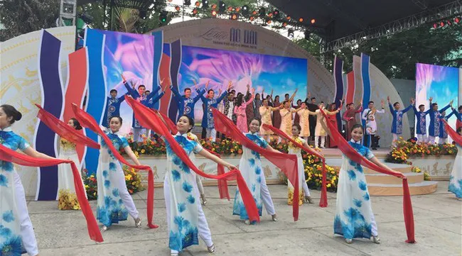 Ao Dai festival 2018 attracts more than 100,000 visitors