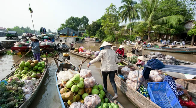 Can Tho aids residents affected by landslides