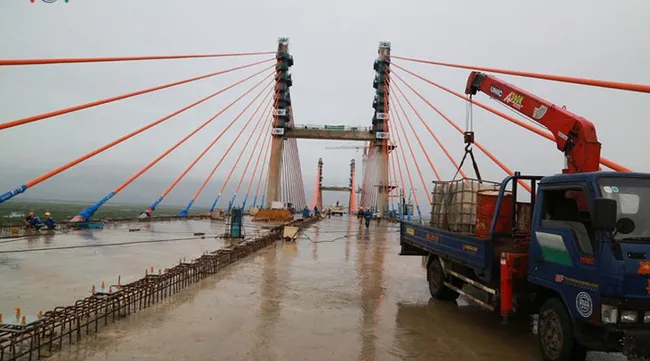 Bach Dang bridge races towards completion