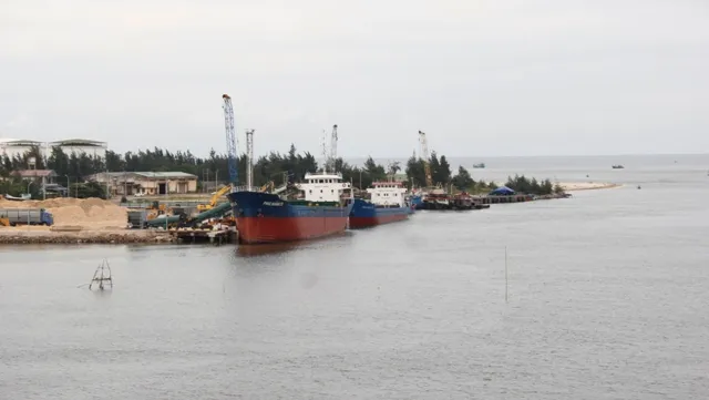 Cua Viet port welcomes 60,000-tonne ship