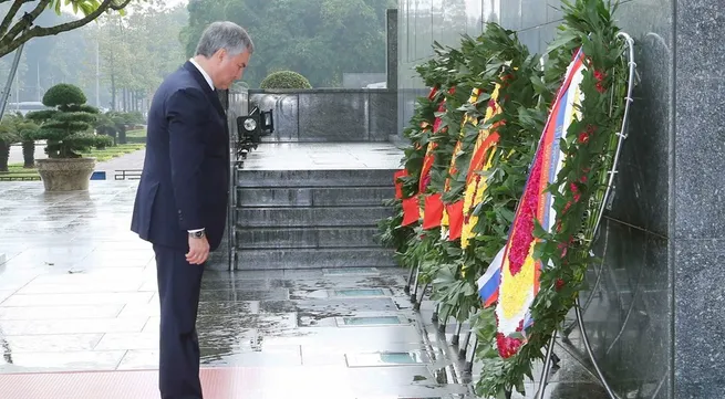 Russia's State Duma Chairman pays tribute to President Ho Chi Minh