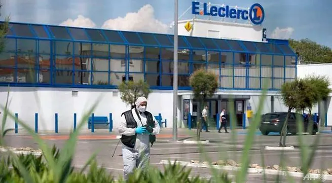 Woman slashes two with blade in France