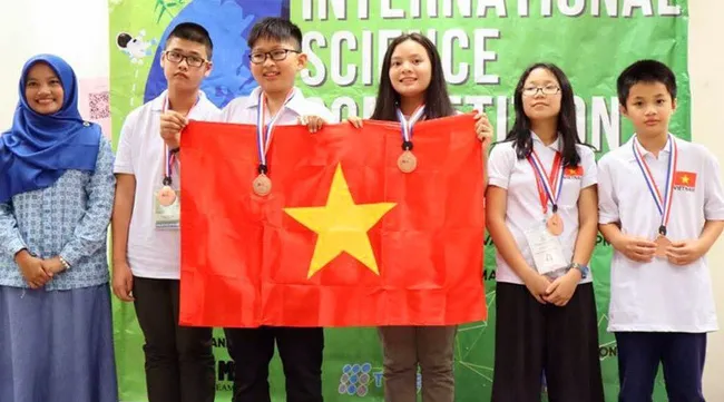 Vietnamese students win four gold medals at Int'l Science Contest