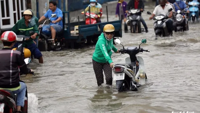 High tides flood HCM City streets