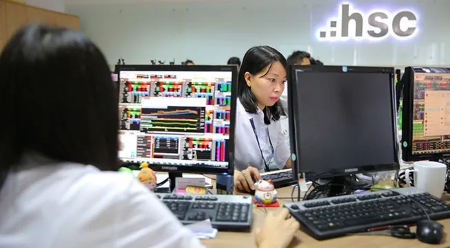 Banks, property boost VN Index