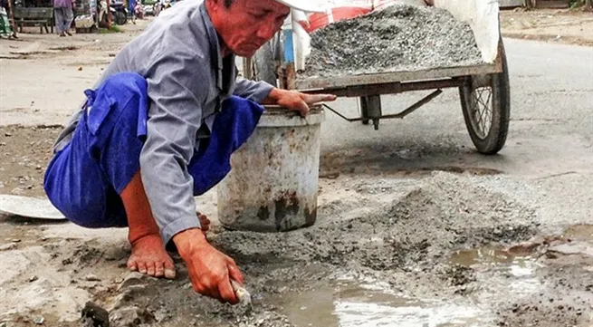 Cần Thơ lottery ticket salesman fixes potholes