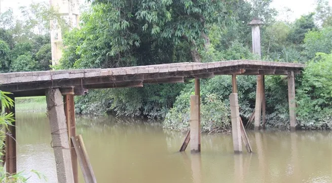 Quảng Trị commuters risk lives on unsafe bridges