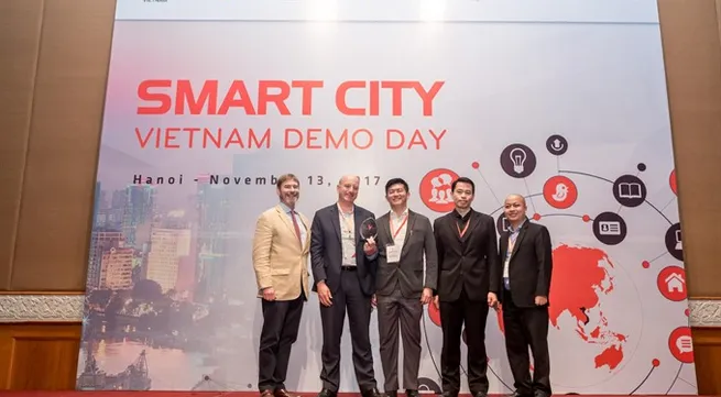 Teams pitch smart cities solutions for VN