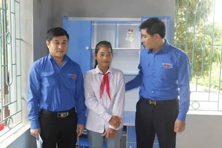 Students asked to donate VNĐ1,000 for poor classmates