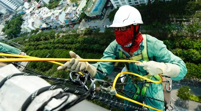 Window cleaners work with danger