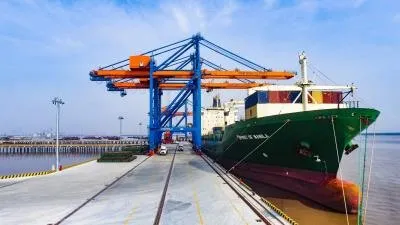 Nam Đình Vũ deep-water port begins operations