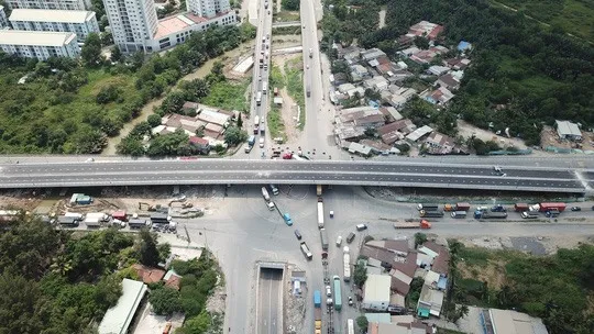 Overpass at Mỹ Thuỷ intersection opens to traffic