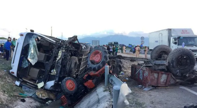 One dies, 21 injured in truck-tractor accident