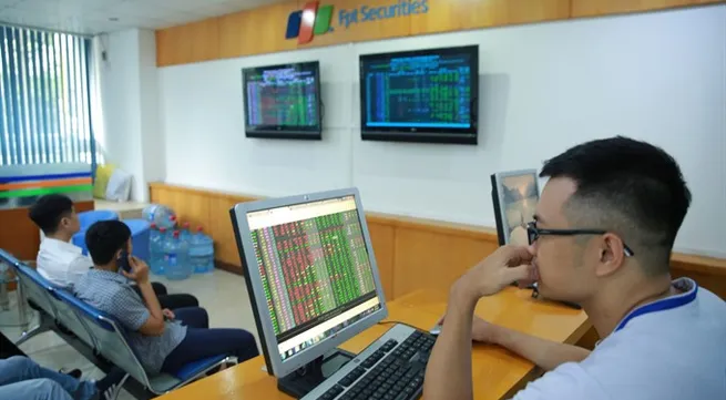 Shares rebound on finance blue-chips