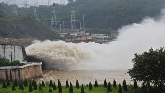 Hòa Bình opens second flood gate