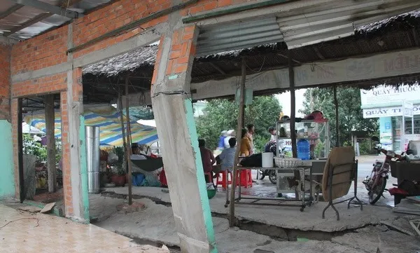 Houses along the dyke in danger of landslides