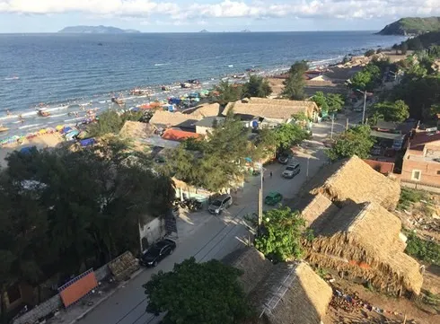 Hải Hòa Beach puts swimmers at risk