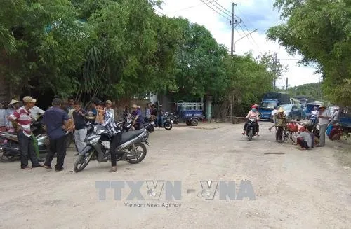 Residents block road to stop dust-billowing lorries